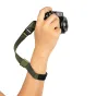 Ремень-браслет Peak Design Cuff в цвете кельп, надежно закреплённый на DSLR фотокамере, с регулируемым магнитным замком для удобного ношения как браслет или ремень на запястье.