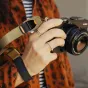 Нарукавный ремень Peak Design Cuff в цвете кельп с регулируемым магнитным застежкой, прикрепленный к объективу DSLR для надежного захвата и защиты от падения
