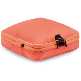 Peak Design Packing Cube Medium korāla krāsā ar UltraZip šķeltuvju un kompresijas rāvējslēdzēju, ideāls organizētai ceļojuma bagāžai