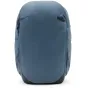 Peak Design ceļojumu soma 30L okeāna zilā krāsā, muguras skats, izceļot izturīgu 400D reciklētu nīlonu un magnētisko plecu siksnu glabāšanu.