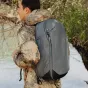 Peak Design Travel Backpack 30L okeāna pelēkā krāsā ar magnētiskajām klāpēm un mīkstiem plecu remieniem, ideāli piemērots ceļojumiem un ikdienai.