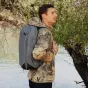 Peak Design ceļojumu ruksaks 30L okeāna kamuflāžas rakstā, elegants un funkcionāls dienas ruksaks ceļojumiem un ikdienai ar paplašināmu glabāšanas telpu un izturīgu 400D reciklētu neilona konstrukciju.
