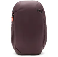 Рюкзак Peak Design Travel Backpack 30L Eclipse бордового цвета, вид спереди с магнитными клапанами для ремней и всепогодной защитой из 400D нейлонаРюкзак Peak Design Travel Backpack 30L Eclipse бордового цвета, вид спереди с магнитными клапанами для ремней и всепогодной защитой из 400D нейлона