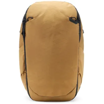 Рюкзак Peak Design Travel Backpack 30L цвета койот с передней стороны из прочного материала Coyote X-Pac с магнитными клапанами для стягивания ремней