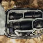 Рюкзак Peak Design Travel Backpack 30L цвета койот с организованным фотооборудованием внутри, вид сверху на полустертые отсеки и расширяемое хранилище