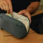Peak Design Tech Pouch Small okeāna versija atvērtā, rādot kompakto 12 kabatu iekšpusi ar elastīgo pildspalvas cilpu un izturību pret laika apstākļiem