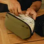 Peak Design Tech Pouch Small в цвете kelp, открытый вид на организованные 12 карманов и эластичную петлю для аксессуаров