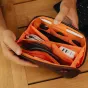 Peak Design Tech Pouch Small eklipsa krāsā ar organizētiem tehniskajiem aksesuāriem, piemēram, kabeļiem, USB atmiņu un ausiniekus iekšpusē.
