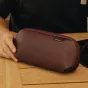 Peak Design Tech Pouch Small brūnajā ādas apdarē ar elastīgu papilduslietu cilpu, kompakts un aizsargāts pret laikapstākļiem, ideāls tehniskajām nepieciešamībām, piemēram, kabeļiem un baterijām