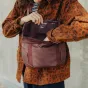 Peak Design Field Pouch V2 Eclipse krāsā ar atvērtām iekšējām daļām, demonstrējot iekšējo organizāciju un pielāgojamu siksnu kameras aprīkojuma glabāšanai