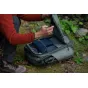 Peak Design Field Pouch V2 Eclipse izplešama fotomašīnu somiņa atvērta dabā, redzami iekšējie nodalījumi un aizsardzība pret apstākļiem