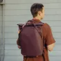 Peak Design Everyday Totepack V2 20L marona krāsā Eclipse, stilīga un praktiska soma, kas apvieno somas un mugursomas funkcijas ar regulējamajiem plecu remieniem un magnētisko augšējo rokturi