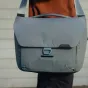 Peak Design Everyday Messenger V2 13L okeāna pelēkā soma ar MagLatch slēdzi, priekšējais skats, minimālisma dizains fotogrāfiem un ikdienas lietošanai