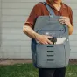 Peak Design Everyday Messenger V2 13L okeāna pelēkā krāsā soma ar atvērtu priekšpusi, kurā redzama fotoaparāta glabāšana, ideāli piemērota fotogrāfiem un ikdienai