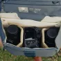 Peak Design Everyday Messenger V2 13L okeāna krāsā soma ar Sony bezspoguļu kameru un Sigma objektīviem iekšā, demonstrējot mīkstās nodalījumu un izturīgo 400D nilona konstrukciju