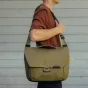 Peak Design Everyday Messenger V2 13L olīvzaļā soma ar mīkstu plecu remeni un drošu MagLatch slēdzi
