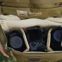 Peak Design Everyday Messenger V2 13L kelp krāsas soma ar Sony bezspoguļu kameru un Sigma objektīvu iekšā, rādot organizētas nodaļas un mīkstu aizsardzību fotogrāfijas aprīkojumam