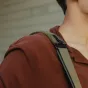 Peak Design Everyday Messenger V2 13L kelp brūnais plecu remenis ar mīksto rokturi un regulējamo sprādzi
