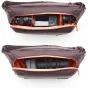Peak Design Everyday Sling V2 10L eclipse krāsā soma ar DSLR kameru un objektīviem mīkstos nodalījumos, demonstrējot iekšējo organizāciju un aizsardzību pret laikapstākļiem