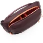 Peak Design Everyday Sling V2 10L Eclipse burgundīna slingas soma ar atvērtu iekšpusi, kur redzams padēkļainais 13'' laptopa nodalījums un pielāgojamie iedalītāji foto aprīkojuma organizēšanai