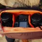 Peak Design Everyday Sling V2 10L Eclipse krāsā soma ar bezspoguļu kameru un objektīviem mīkstos nodalījumos, redzama no augšas