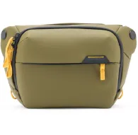 Peak Design Everyday Sling V2 3L olīvzaļā krāsā laikmeta fotokameras soma ar magnētisku aizdari un polsterētu plecu jostuPeak Design Everyday Sling V2 3L olīvzaļā krāsā laikmeta fotokameras soma ar magnētisku aizdari un polsterētu plecu jostu
