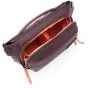 Рюкзак-сумка Peak Design Everyday Sling V2 3L бордового цвета с открытым видом на внутренние отсеки и всепогодной защитой молнии UltraZip