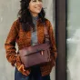 Сумка-кроссбоди Peak Design Everyday Sling V2 3L бордового цвета с амортизационной лямкой, минималистичный дизайн для беззеркальных камер или повседневных вещей, стильный комплект с леопардовым принтом