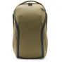 Peak Design Everyday Backpack Zip V2 20L kelp krāsā – priekšējais skats ar izturīgu 400D reciklētu neilona materiālu, divām tīklveida sānu kabatām un 270° apvērsto rāvējslēdzēju, lai viegli organizētu aprīkojumu