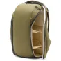 Peak Design Everyday Backpack Zip V2 20L olīvzaļā krāsā ar atvērtu priekšpusi, redzamas FlexFold dalītājas un aizsardzība pret apstākļiem 400D reciklēta neilona konstrukcija