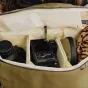 Рюкзак Peak Design Everyday Backpack Zip V2 20L в цвете морская трава с DSLR камерой и объективом внутри, демонстрирующий перегородки FlexFold и мягкие отделения для индивидуальной организации.