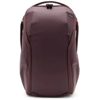 Peak Design Everyday Backpack Zip V2 20L burgundina krāsa, priekšējais skats ar laika apstākļiem izturīgu 400D reciklētu neilona materiālu un divām sānu kabatām