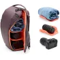 Peak Design Everyday Backpack Zip V2 20L eclipse krāsā ar atvērtām iekšējām kompartimentēm, kameru glabāšanas iespējām, objektīva aizsardzības padu un DSLR komplektu