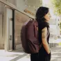 Peak Design Everyday Backpack Zip V2 20L eclipse marona krāsa, stilīgs pilsētas mugursoma no ūdensizturīga 400D reciklējamā neilona, ar divām sānu kabatām un praktisku 270° pieeju fotogrāfiem un ikdienai.