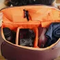Peak Design Everyday Backpack Zip V2 20L eclipse krāsā ar Sony bezspoguļu kameru un objektīvu droši novietoti mīkstajās iekšējās nīšās