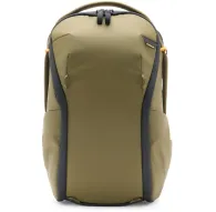 Рюкзак Peak Design Everyday Backpack Zip V2 15L оливкового цвета спереди с водоотталкивающим 400D переработанным нейлоном и двумя боковыми карманамиРюкзак Peak Design Everyday Backpack Zip V2 15L оливкового цвета спереди с водоотталкивающим 400D переработанным нейлоном и двумя боковыми карманами