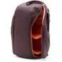 Peak Design Everyday Backpack Zip V2 15L marona krāsā ar atvērtu priekšpusi, kur redzama iekšējā organizācija un ūdensizturīgi nodalījumi