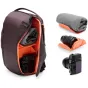 Peak Design Everyday Backpack Zip V2 15L eclipse krāsā ar atvērtām nodalījumiem, kas rāda pielāgojamu organizāciju, mīksto kameru uzglabāšanu un iekļautos aksesuārus, piemēram, objektīva somiņu un putu paliktni
