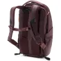 Peak Design Everyday Backpack Zip V2 15L burgundijas krāsa no sānu skata ar laika apstākļiem izturīgu 400D pārstrādātu neilonu, Cord Hook siksnām un ergonomisku plecu dizainu pilsētas un fotogrāfijas vajadzībām