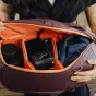 Peak Design Everyday Backpack Zip V2 15L Eclipse ar atvērtām iekšējām kompartmentiem, kur redzama fotoaparāta un objektīvu glabāšana, kā arī aizsardzība pret apstākļiem iekšējā organizācijā