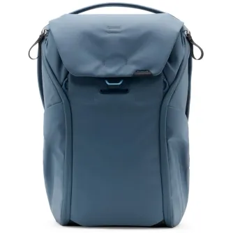 Peak Design Everyday Backpack V2 30L okeāna zilā priekšpuse ar MagLatch slēdzi un izturīgu 400D reciklētu neilona materiālu