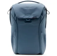 Peak Design Everyday Backpack V2 30L okeāna zilā priekšpuse ar MagLatch slēdzi un izturīgu 400D reciklētu neilona materiāluPeak Design Everyday Backpack V2 30L okeāna zilā priekšpuse ar MagLatch slēdzi un izturīgu 400D reciklētu neilona materiālu