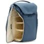 Рюкзак Peak Design Everyday Backpack V2 30L синего цвета «океан» с открытым передним отсеком, демонстрирующий внутренние FlexFold перегородки и организованные отделения для хранения.