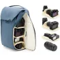 Рюкзак Peak Design Everyday Backpack V2 30L синего цвета с открытым видом, демонстрирующий организованные DSLR камеры, объективы и вспышки в настраиваемых отсеках