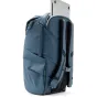 Рюкзак Peak Design Everyday Backpack V2 30L в океанском синем цвете, сбоку, демонстрирующий прочный 400D переработанный нейлон, крепления Cord Hook и защищённый доступ UltraZip.