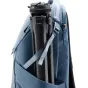Рюкзак Peak Design Everyday Backpack V2 30L цвета океан с системой MagLatch для крепления объектива внутри, демонстрирующий внутреннюю организацию и всепогодную защиту с помощью застежки UltraZip