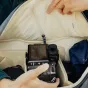 Внутренний вид рюкзака Peak Design Everyday Backpack V2 30L цвета океан с фотокамерой Fujifilm и вспышкой, надежно размещенными в мягком отсеке
