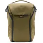 Рюкзак Peak Design Everyday Backpack V2 30L оливкового цвета спереди с застежкой MagLatch и прочной конструкцией из переработанного нейлона 400D
