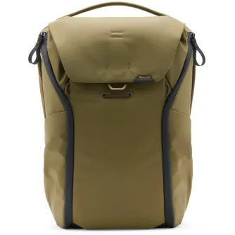 Рюкзак Peak Design Everyday Backpack V2 30L оливкового цвета спереди с застежкой MagLatch и прочной конструкцией из переработанного нейлона 400D