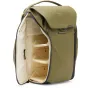 Рюкзак Peak Design Everyday Backpack V2 30L в цвете морская трава с открытым основным отсеком, демонстрирующим модульные перегородки FlexFold и просторную внутреннюю организацию для ноутбуков и снаряжения